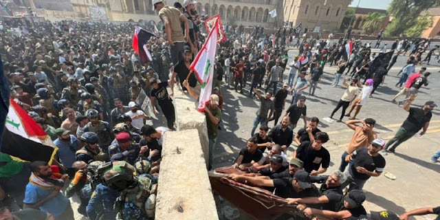 Tolak Pembentukan Pemerintahan Pro-Iran, Ribuan Demonstran Irak Serbu Zona Hijau