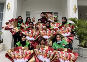 Gandeng Sekelompok Kurir Ojol Perempuan, Tiktoker Amritsa Raje Beri Kejutan Ibunda