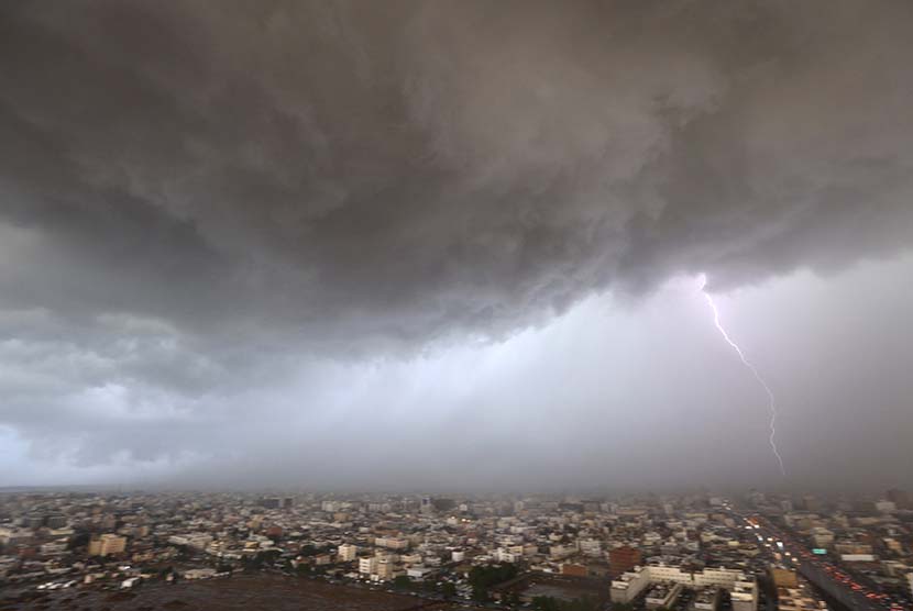 Badai Petir Diperkirakan Landa Beberapa Wilayah Arab Saudi Hingga Sabtu