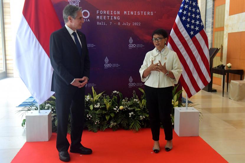 Menteri Luar Negeri Retno Marsudi (kanan) berbincang dengan Menlu Amerika Serikat Antony John Blinken sebelum pertemuan bilateral disela Pertemuan Menteri Luar Negeri G20 di Nusa Dua, Bali, Jumat (8/7/2022).
