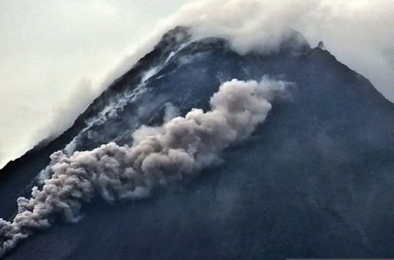 Dalam Sehari Ini, Gunung Merapi Mengalami 75 Kali Gempa Guguran