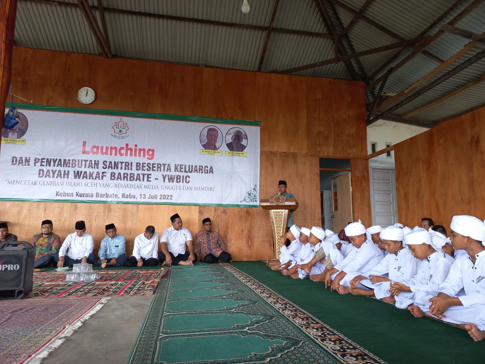 Kepala Kantor Kementerian Agama Wilayah Aceh, Dr. H. Iqbal Muhammad, MA sedang memberikan sambutan dan penyambutan santri Dayah Wakaf Barbate pada Rabu, (14 /07/2022) di Kebun Kurma El Mahdi Barbate Blang Bintang Aceh Besar. FOTO/Dok. Istimewa