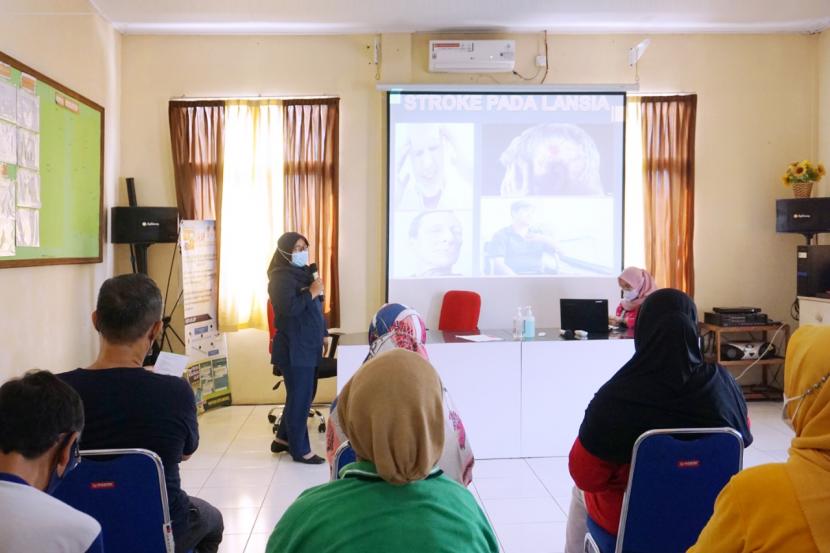 Edukasi Stroke dari RS AZRA Kepada Lansia di Puskesmas Tegal Gundil