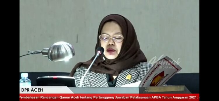 juru bicara Fraksi Partai Gerindra, Kartini Ibrahim dalam rapat paripurna DPRA, Jumat (1/7/2022) malam. FOTO/Net