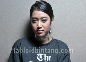 Heboh, Widi Vierratale Buka Baju di Tempat Umum