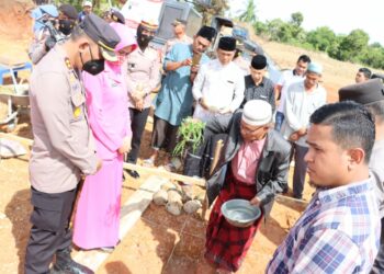 Kapolres Lhokseumawe AKBP Eko Hartanto meresmikan perumahan KPR/BTN Satya Haprabu Polres Lhokseumawe di Desa Blang Crum, Kec. Muara dua, Kota Lhokseumawe, sabtu (2/7/2022) pagi. FOTO/Azhari
