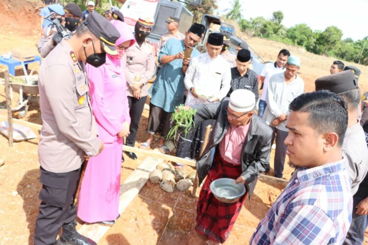 Kapolres Lhokseumawe AKBP Eko Hartanto meresmikan perumahan KPR/BTN Satya Haprabu Polres Lhokseumawe di Desa Blang Crum, Kec. Muara dua, Kota Lhokseumawe, sabtu (2/7/2022) pagi. FOTO/Azhari