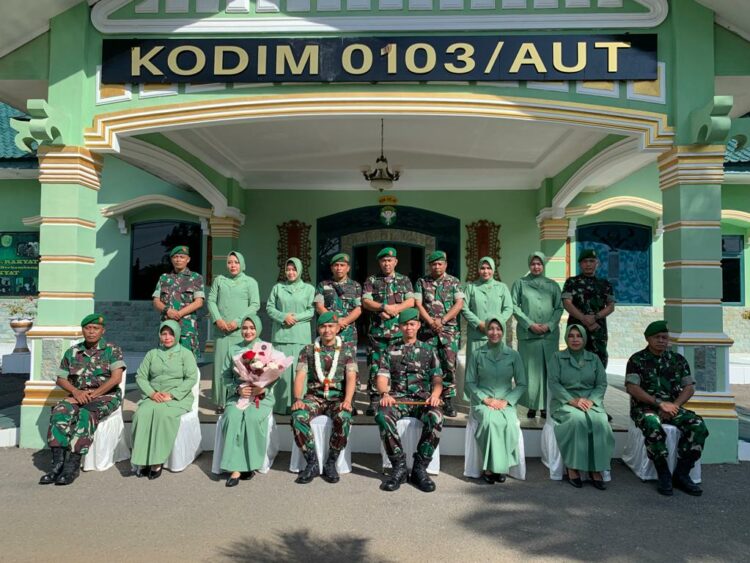 Kodim 0103/Aceh Utara gelar tradisi satuan penerimaan dan penyambutan calon pejabat Dandim Aceh Utara dan Ketua Persit KCK Cab. XX di Makodim setempat pada Minggu (03/07/2022). FOTO/Dok. Kodim 0103/Aceh Utara