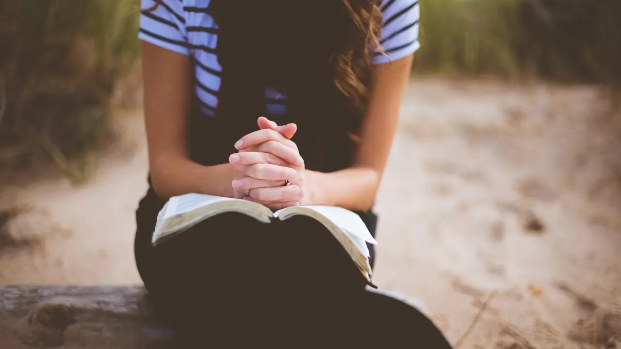 Ilustrasi kristiani, membaca Alkitab, berdoa. FOTO/Ben White on Unsplash