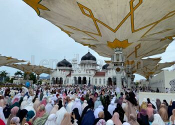 Jamaah salat Idul Adha tahun 2022 di Masjid Raya Baiturrahman (MRB) Banda Aceh membeludak. Tidak ada jaga jarak dalam pelaksanaan salat Idul Adha 10 Dzulhijjah 1443 Hijriah. FOTO/Net