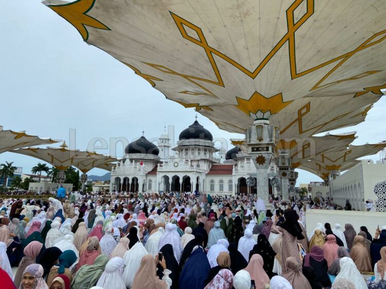 Jamaah salat Idul Adha tahun 2022 di Masjid Raya Baiturrahman (MRB) Banda Aceh membeludak. Tidak ada jaga jarak dalam pelaksanaan salat Idul Adha 10 Dzulhijjah 1443 Hijriah. FOTO/Net
