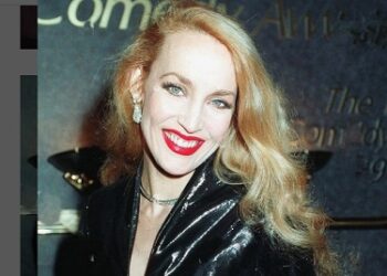 Jerry Hall Disebut Patah Hati Setelah Menggugat Cerai Raja Media Rupert Murdoch