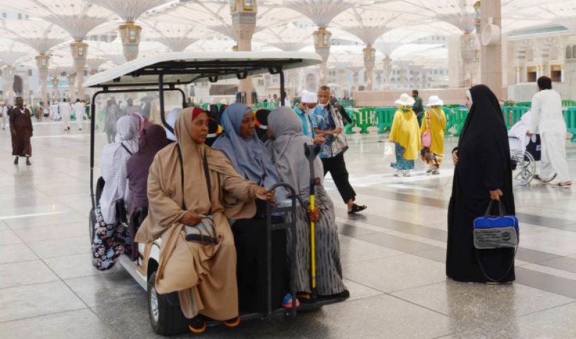 Kereta Golf Membantu Jamaah Haji Lansia Di Madinah
