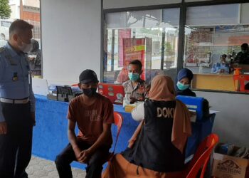Pihak keluarga dari Warga Binaan Rutan Kelas IIB, Takengon melakukan Vaksin III (booster) yang menjadi bagian syarat untuk melakukan Kunjungan di Rutan Kelas IIB Takengon. FOTO/Dok. Rutan Kelas IIB Takengon