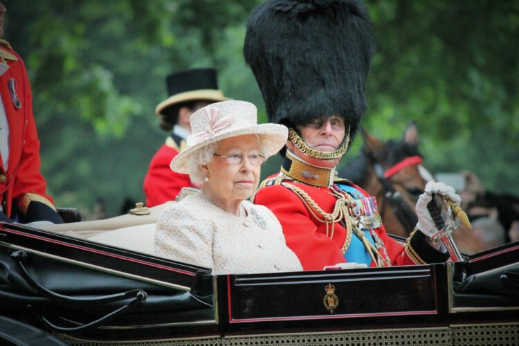 Ratu Elizabeth II Punya 100 Payung dengan Warna Berbeda, Untuk Apa?