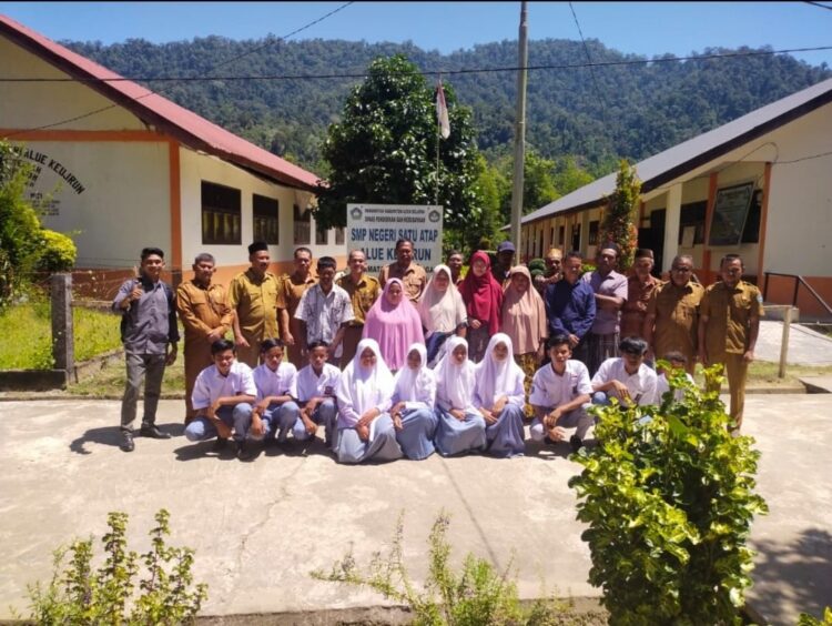 Kepala Dinas Pendidikan Aceh, Alhudri beberapa waktu lalu, kini kelas jarak jauh yang berlokasi di Gampong (Desa) Sarah Baru, Kecamatan Kluet Tengah, Kabupaten Aceh Selatan, Senin 18 Juli 2022 resmi memulai proses belajar mengajar. FOTO/Dok. Disdik Aceh