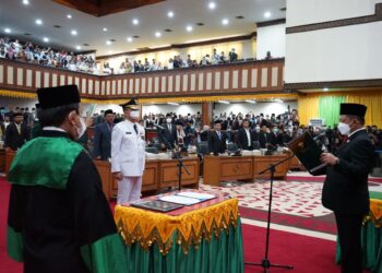 Menteri Dalam Negeri (Mendagri), Muhammad Tito Karnavian, resmi melantik Achmad Marzuki sebagai Penjabat (Pj) Gubernur Aceh dalam Rapat Paripurna Dewan Perwakilan Rakyat Aceh (DPRA), di Gedung Utama DPRA, Rabu, (6/7/2022). FOTO/Dok. Istimewa