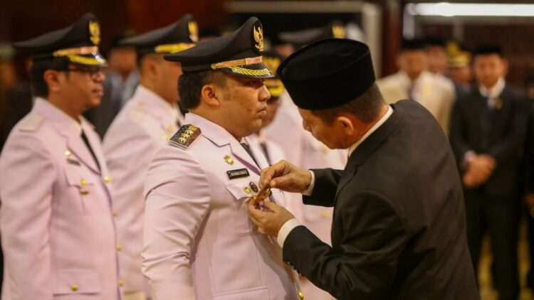 Muhammad Iswanto resmi menjadi Penjabat (Pj) Bupati Aceh Besar. setelah dilantik oleh Pj Gubernur Aceh, Achmad Marzuki, di Anjong Mon Mata, Banda Aceh, Kamis (14/7/2022) sore. FOTO/Dok. Istimewa