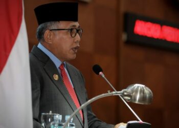 Gubernur Aceh, Nova Iriansyah saat membacakan LKP APBA 2021 di gedung Paripurna DPR Aceh. FOTO/Dok. DPR Aceh