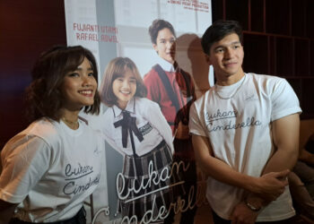 Fuji beradu akting dengan Rafael Adwel. (Ari/tabloidbintang.com)