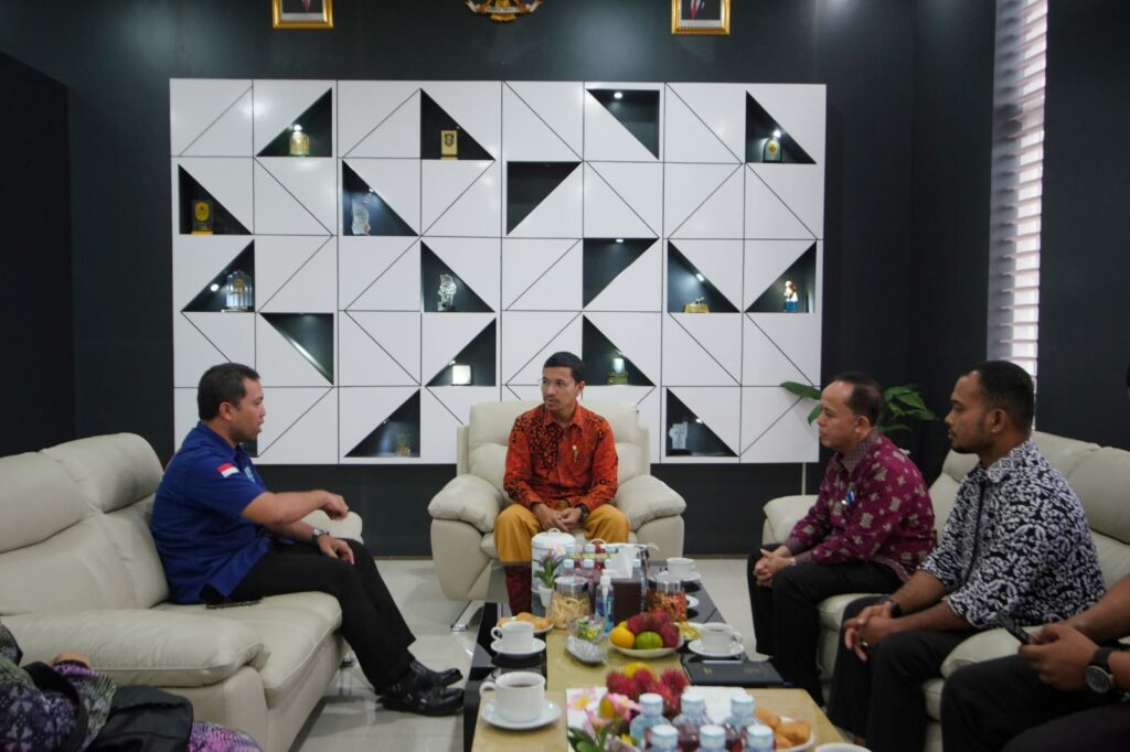 Ketua Dewan Perwakilan Rakyat Kota (DPRK) Banda Aceh, Farid Nyak Umar, menerima kunjungan kerja Kepala Badan Narkotika Nasional Kota (BNNK) Banda Aceh, Masduki. FOTO/Dok. Istimewa