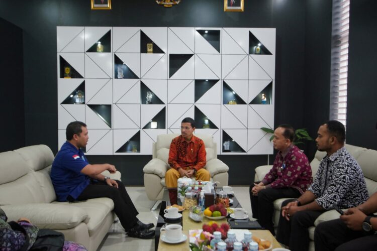Ketua Dewan Perwakilan Rakyat Kota (DPRK) Banda Aceh, Farid Nyak Umar, menerima kunjungan kerja Kepala Badan Narkotika Nasional Kota (BNNK) Banda Aceh, Masduki. FOTO/Dok. Istimewa