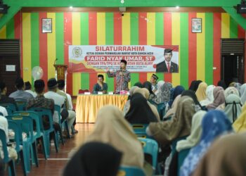 Ketua Dewan Perwakilan Rakyat Kota (DPRK) Banda Aceh, Farid Nyak Umar menampung aspirasi para ustadz dan ustadzah yang tergabung dalam Forum Silaturrahim TPA/TPQ se-Kecamatan Kuta Alam (FUSTAKA). FOTO/Istimewa
