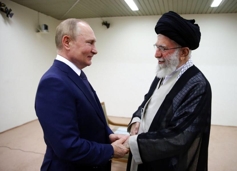 Vladimir Putin Bertemu Pemimpin Tertinggi Iran Ayatollah Ali Khamenei