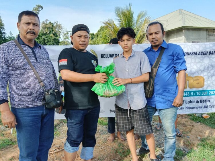 PWI Aceh Barat Bagikan Daging Kurban Untuk Anggota dan Anak Yatim
