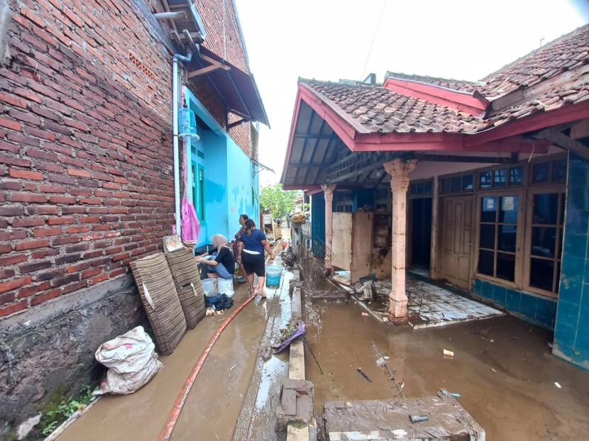Warga Terdampak Banjir Garut Mulai Memberishkan Rumah