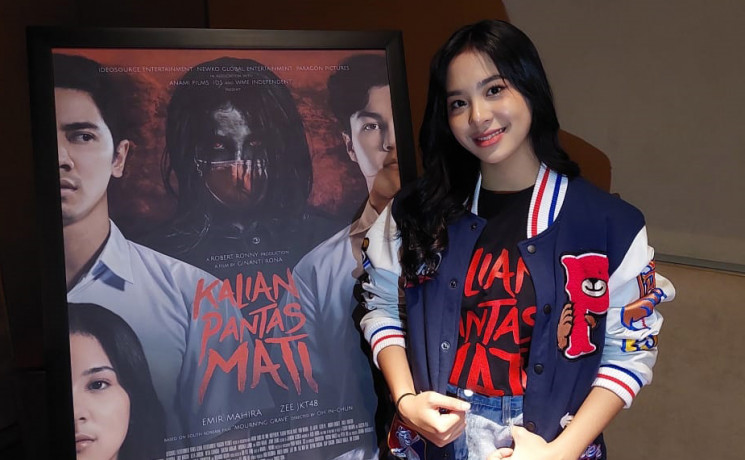 Zee JKT48 dipasangkan dengan Emir Mahira di film Kalian Pantas Mati. (Ari/tabloidbintang.com)
