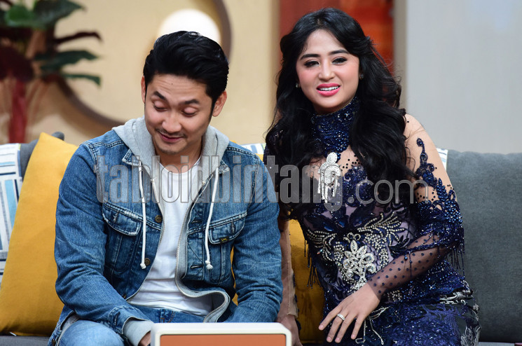 Dewi Perssik dan Angga Wijaya (Seno/tabloidbintang.com)