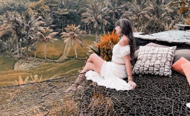 Bagikan Momen Liburan Keluarga di Bali, Punggung Nia Ramadhani Bikin Salfok