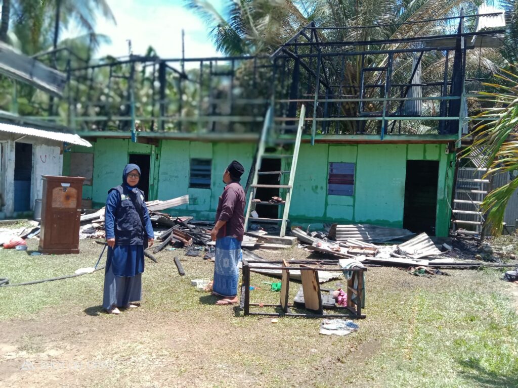 Enam unit kamar (bilik) dayah Babul Huda di Dusun Glee Madat, Desa Paloh Lada, Kecamatan Dewantara Kabupaten Aceh Utara terbakar, Sabtu (20/8/2022). FOTO/HAI/Azhari