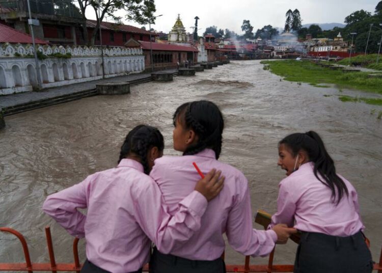 Ibu Kembali Bersekolah Bersama Anaknya Di Nepal