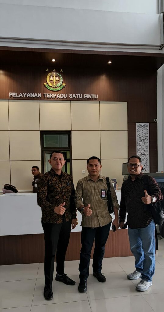 Kasibun Daulay bersama tim penasehat hukum lainnya advokat Faisal Qasim dan advokat Erha Ari Irwanda saat berada di Kantor Kejaksaan Tinggi Provinsi Aceh, Banda Aceh. FOTO/Dok. Pribadi