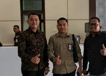 Kasibun Daulay bersama tim penasehat hukum lainnya advokat Faisal Qasim dan advokat Erha Ari Irwanda saat berada di Kantor Kejaksaan Tinggi Provinsi Aceh, Banda Aceh. FOTO/Dok. Pribadi
