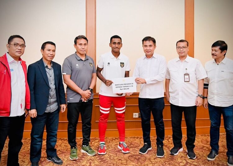 Presiden Jokowi Berikan Bonus 1 Miliar Kepada Timnas Sepak Bola U-16