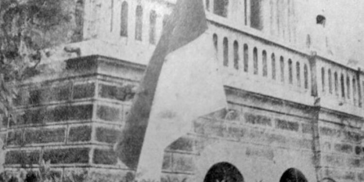 Sang Dwi Warna Untuk Pertama Kali Berkibar Di Jam Gadang—Ikon Kota Bukittinggi Pada 19 Agustus 1945. Foto/Kementerian Penerangan, Tt:500