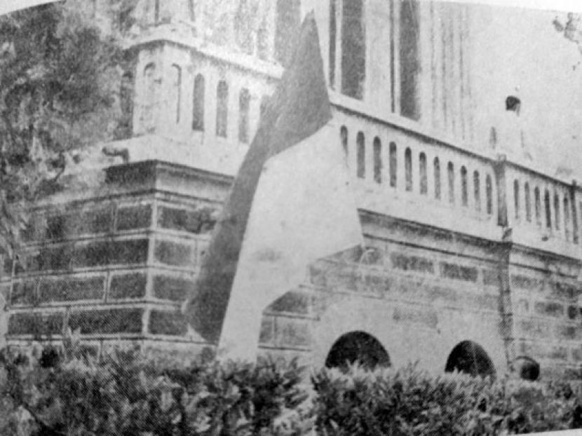 Sang dwi warna untuk pertama kali berkibar di Jam Gadang—ikon Kota Bukittinggi pada 19 Agustus 1945. FOTO/Kementerian Penerangan, tt:500