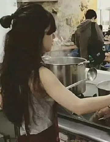 Zhao Lusi memasak pangsit. (Dok World Journal)
