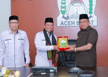 Bupati Aceh Barat H Ramli MS dan Pimpinan Poltekkes Aceh, FOTO/ist