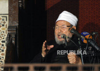 Egyptian Cleric Sheikh Yusuf Al-Qaradawi, Chairman Of The International Union Of Muslim Scholars, Gives A Speech During Friday Prayers, Before A Protest Against Syrian President Bashar Al-Assad, At Al Azhar Mosque In Old Cairo December 28, 2012.