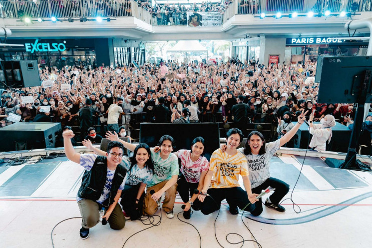 Reaksi Iqbaal Ramadhan Bertemu Gadis yang 11 Tahun Jadi Fans Beratnya