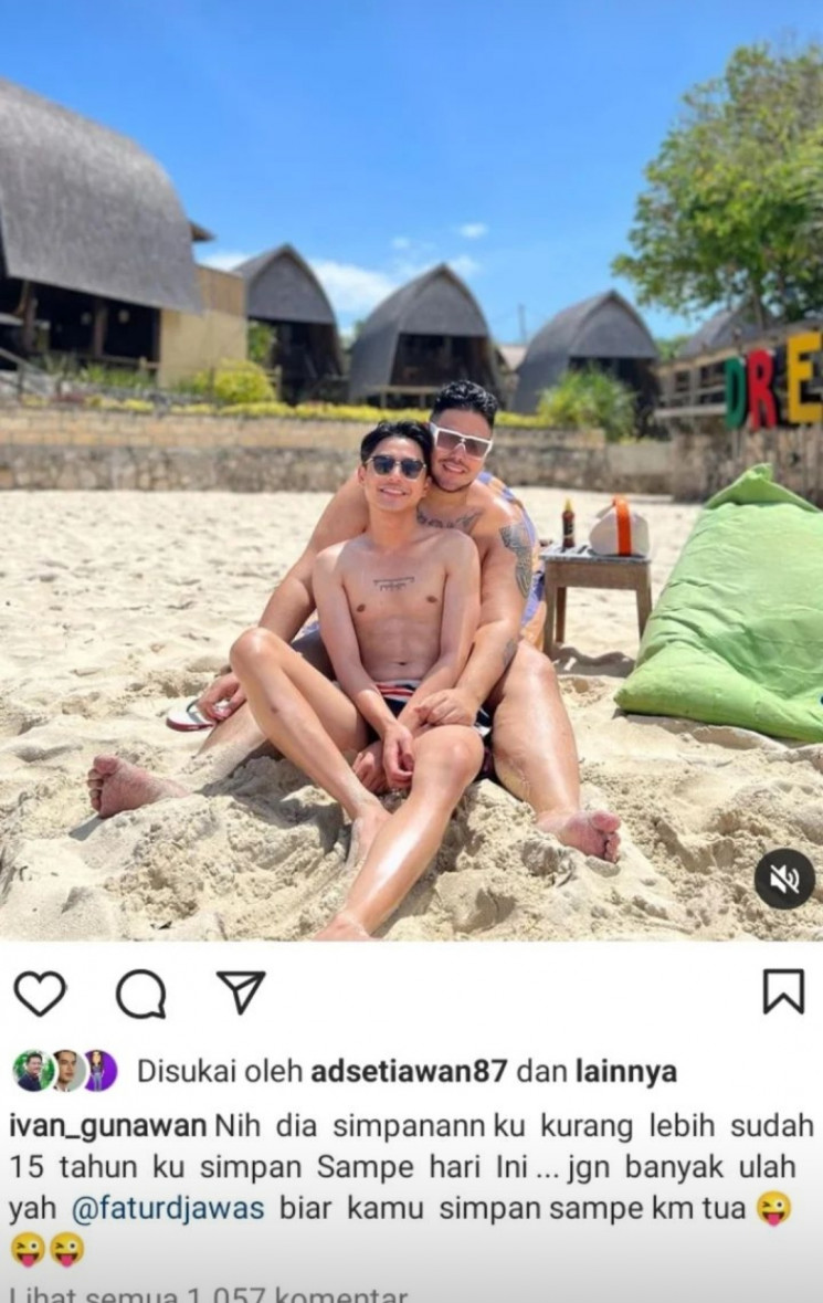 Ivan Gunawan Foto Mesra Bareng Pria di Pantai, Netizen Geger!