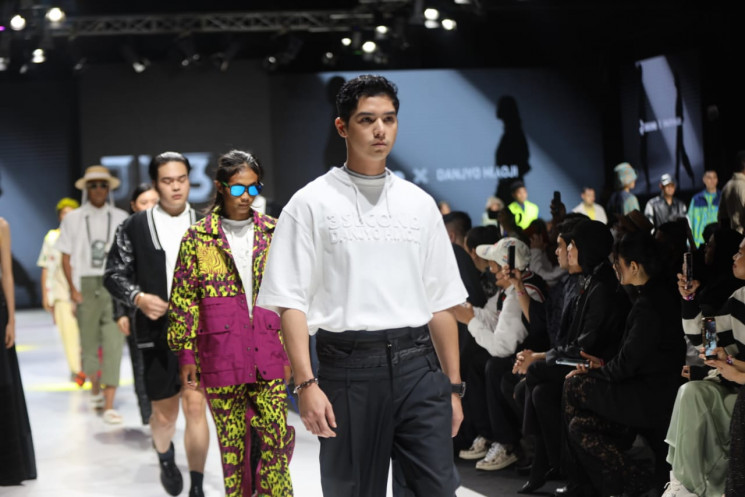 Bonge tampil di catwalk  Jakarta Fashion & Food Festival 2022. (Istimewa)
