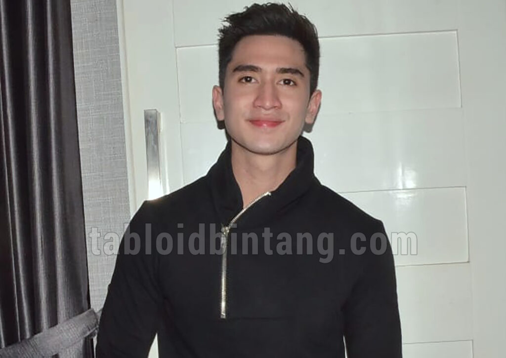 Wow, Verrel Bramasta Buka-bukaan Baju di Depan Livy Renata