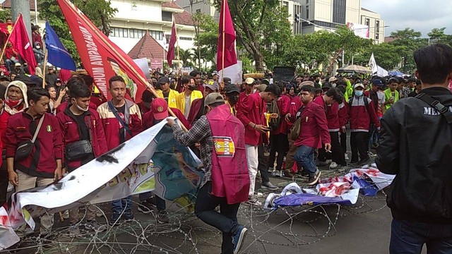 Demo Tolak Kenaikan BBM di Kantor Ganjar, Mahasiswa Terobos Kawat Berduri