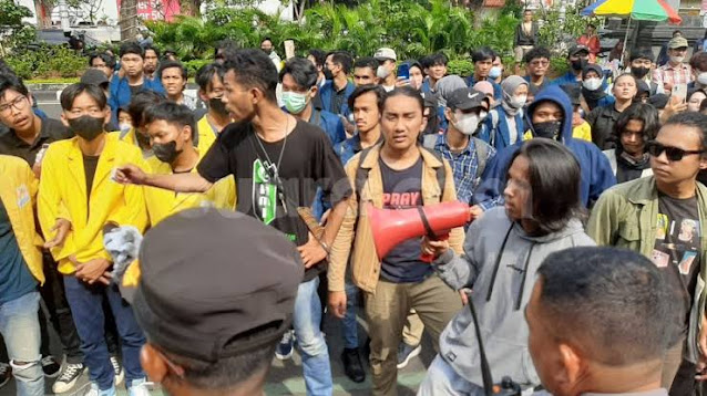 Aksi Sebelumnya Tak Digubris, Demonstran Kembali Geruduk Kantor Gubernur Jateng Tolak Kenaikan Harga Bbm