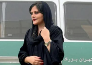 Perempuan Iran Bakar Jibab Sebagai Bentuk Protes atas Kematian Mahsa Amini 